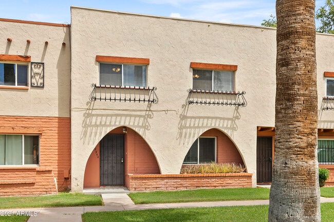 Primary Photo - 2954 E Clarendon Ave
