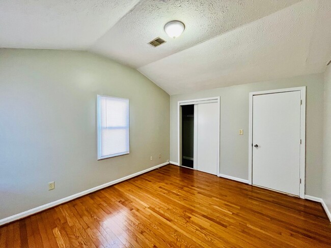 Building Photo - Spacious 3BR ranch in the Hazelwood neighb...