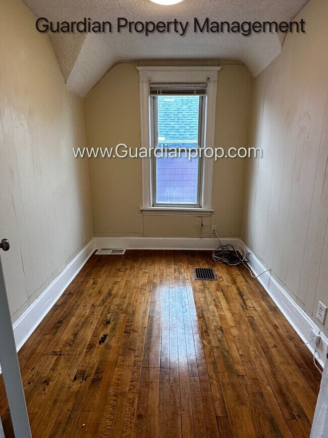 Building Photo - Northeast Minneapolis Single Family Home, Dishwasher, Hardwood Floors, W/D in Unit