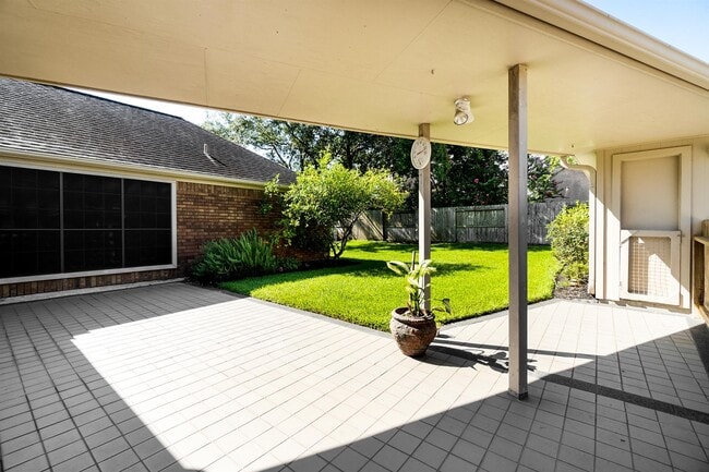 Building Photo - 15406 Greenleaf Ln