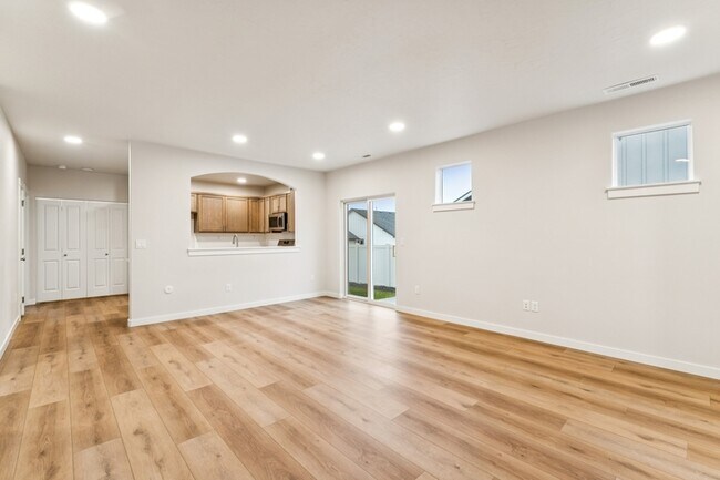 Building Photo - 2046 E Cave Falls St