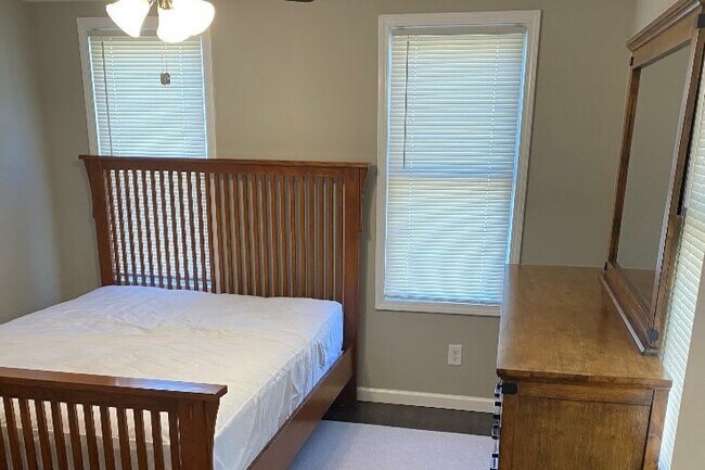 Building Photo - 306 Lindsay Ave