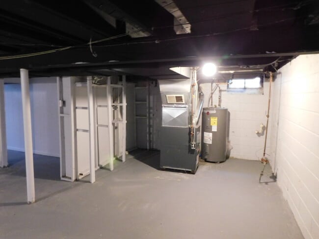 Building Photo - Newly Refreshed Move In Ready Bungalow