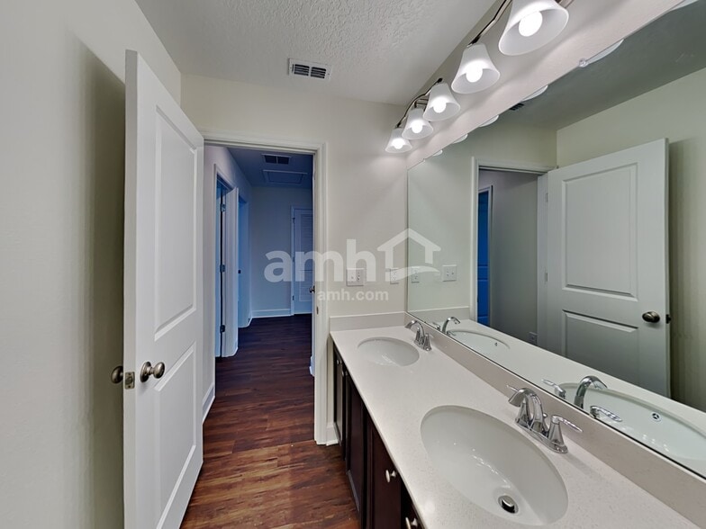 Building Photo - 2114 Saffron Walden Dr