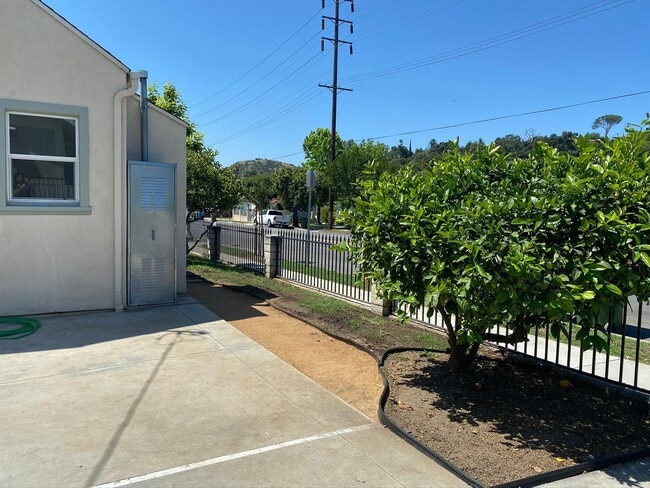 Building Photo - Spacious 2 Bedroom 1 Bath House in Eagle Rock