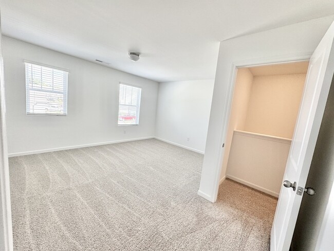 Building Photo - Three bedroom 2 1/2 bath townhome availabl...
