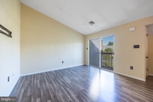Building Photo - 85 Pinewood Dr