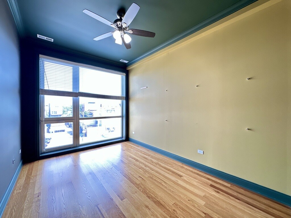 Building Photo - 520 N Western Ave