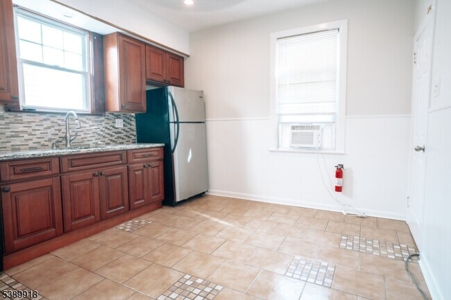 Building Photo - 312 E Elm St