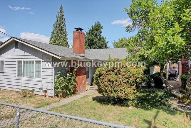 Building Photo - One Month Free Rent with 12 Month Lease:  ...