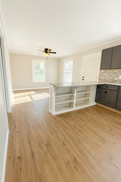 Building Photo - 513 W Duncan St