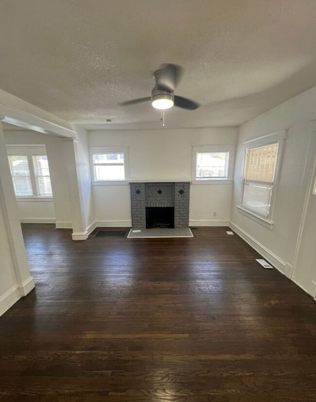 Building Photo - Spacious 5 Bed, 2.5 Bath in the heart of K...