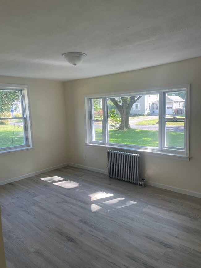 Building Photo - 27 Anthony St