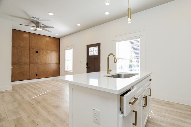 Building Photo - 120 E Magnolia Ave