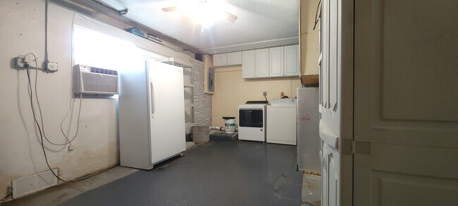 Building Photo - 400 Sunset Dr