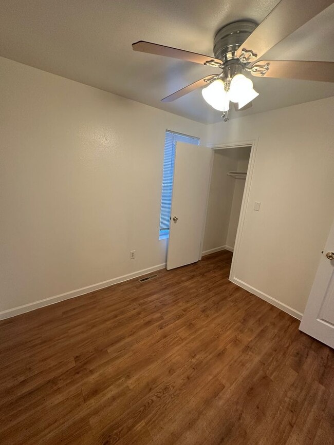 Building Photo - Charming 2 Bedroom House!