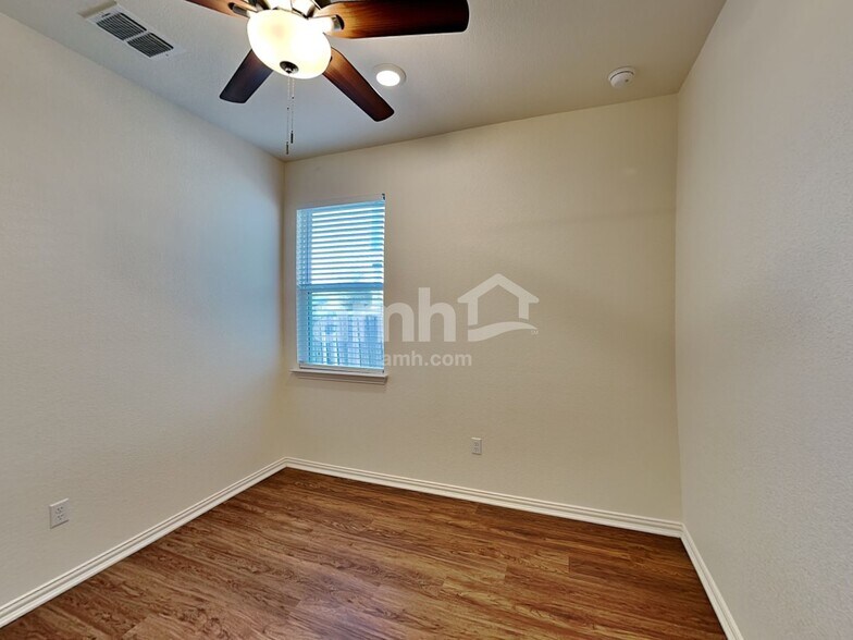 Building Photo - 421 Pebble Bend