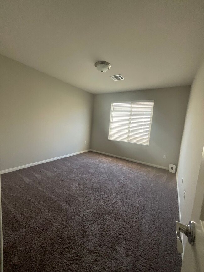 Building Photo - 4brm, 3bth, 1 den, 2cg
