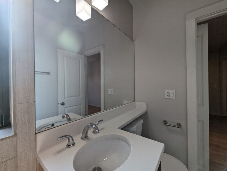 Building Photo - 2832 W Palmer St