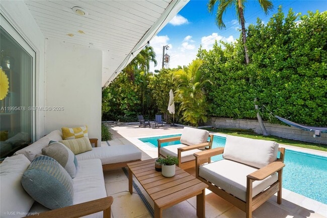 Building Photo - 560 Hampton Ln