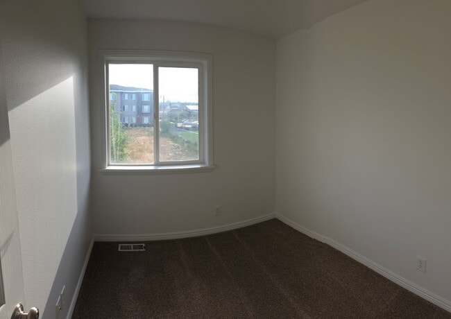 Building Photo - LEASE TAKEOVER - 3 Bed, 1.5 bath townhome available in the Vallinda Community