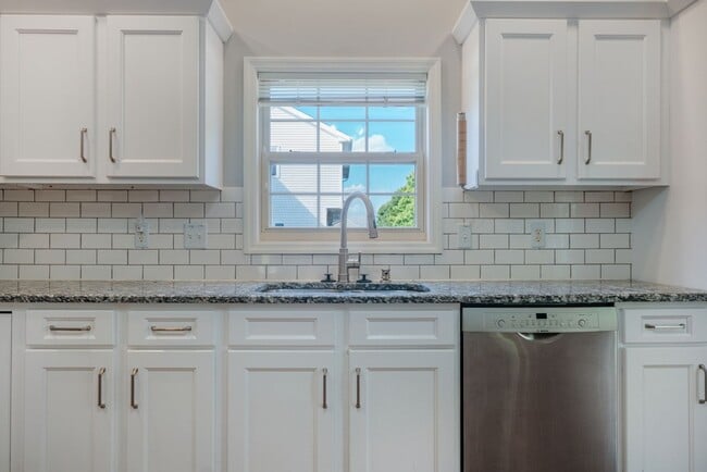 Building Photo - 4 Bed / 3 Bath ranch home