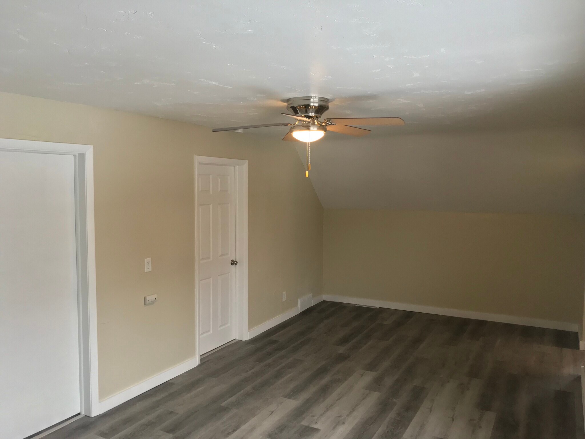 Building Photo - 1011 W College Ave