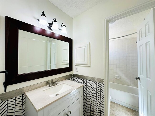 Building Photo - 306 Applewood Dr
