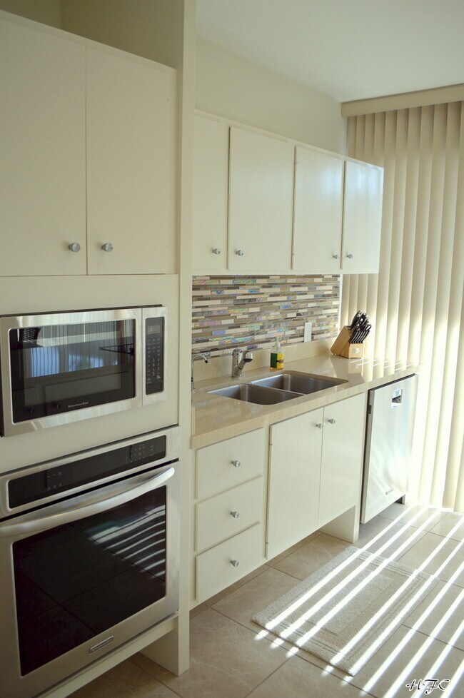 Building Photo - Remodeled 'Fairview Cottage',Long Term. UN...