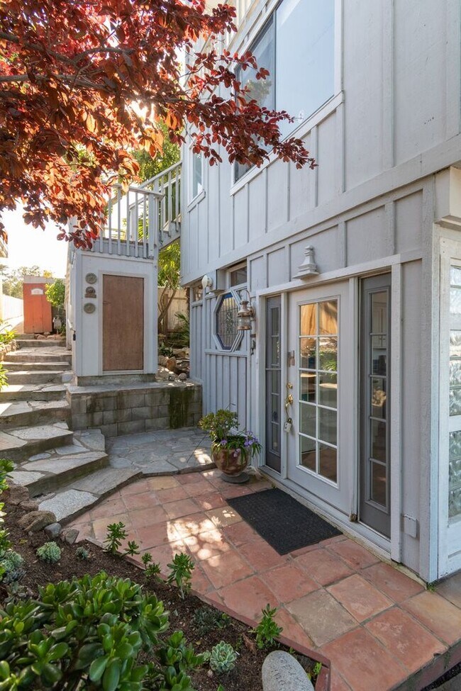 Building Photo - 611 Lantern Ln