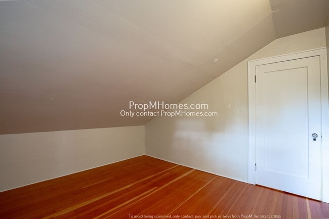 Building Photo - Cozy Three-Bedroom Duplex in Historic Irvi...