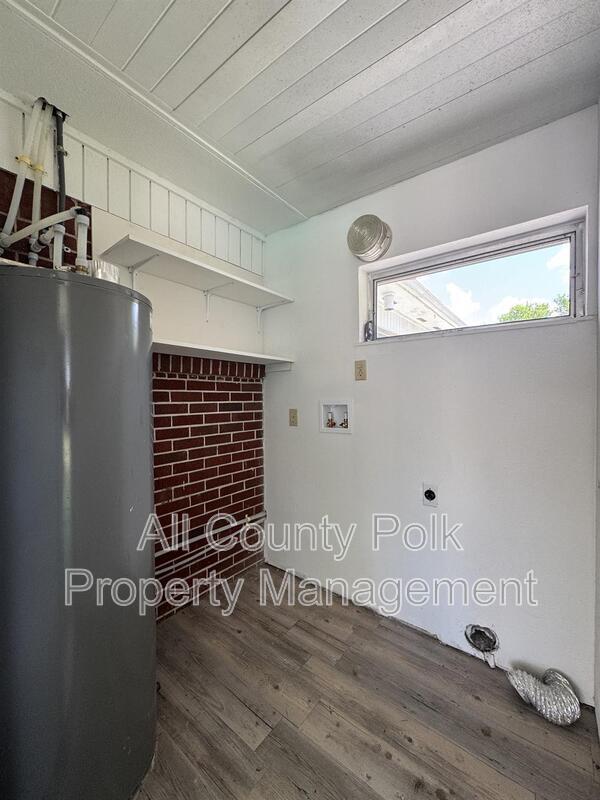 Building Photo - 2255 E Helen Cir