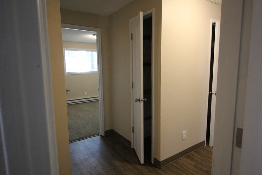 Building Photo - 414 E 9th St