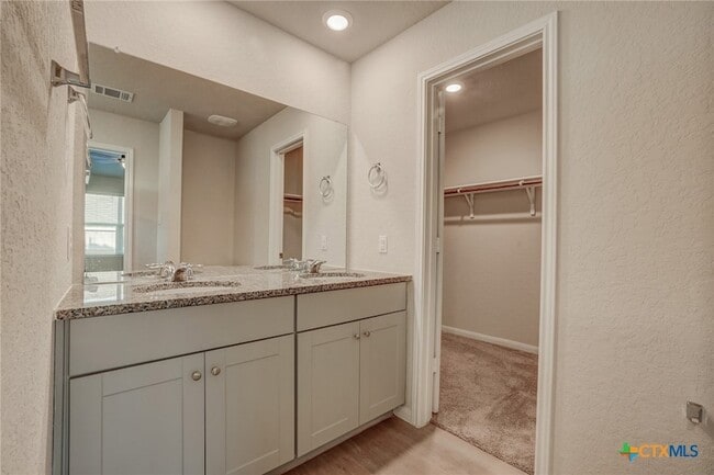 Building Photo - 1945 Redstart