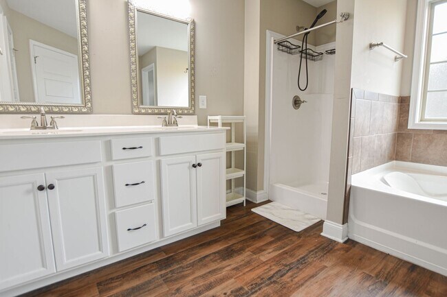 Building Photo - Pet Friendly Four Bedroom!