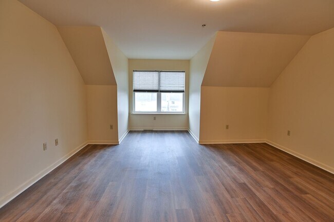 Building Photo - 3 Bedroom Single Family in Midtown with Pa...