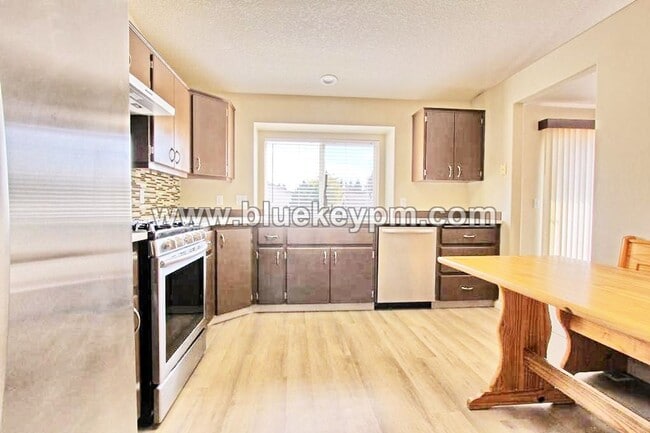 Building Photo - 4 Bed, 2 Bath Home in Well Established Nei...