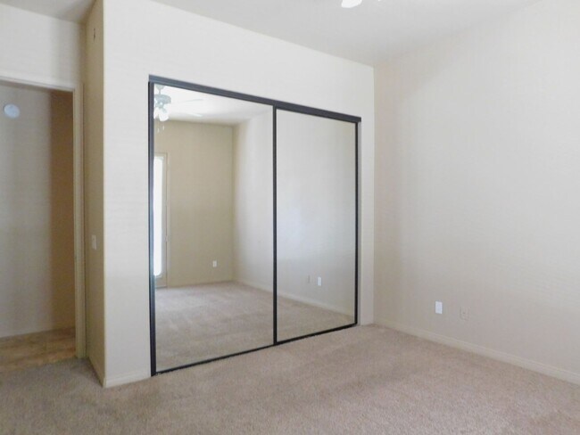 Building Photo - BIG, BEAUTIFUL 3  BED+LARGE BONUS ROOM  2.5 BATH HIGH UP IN DHS