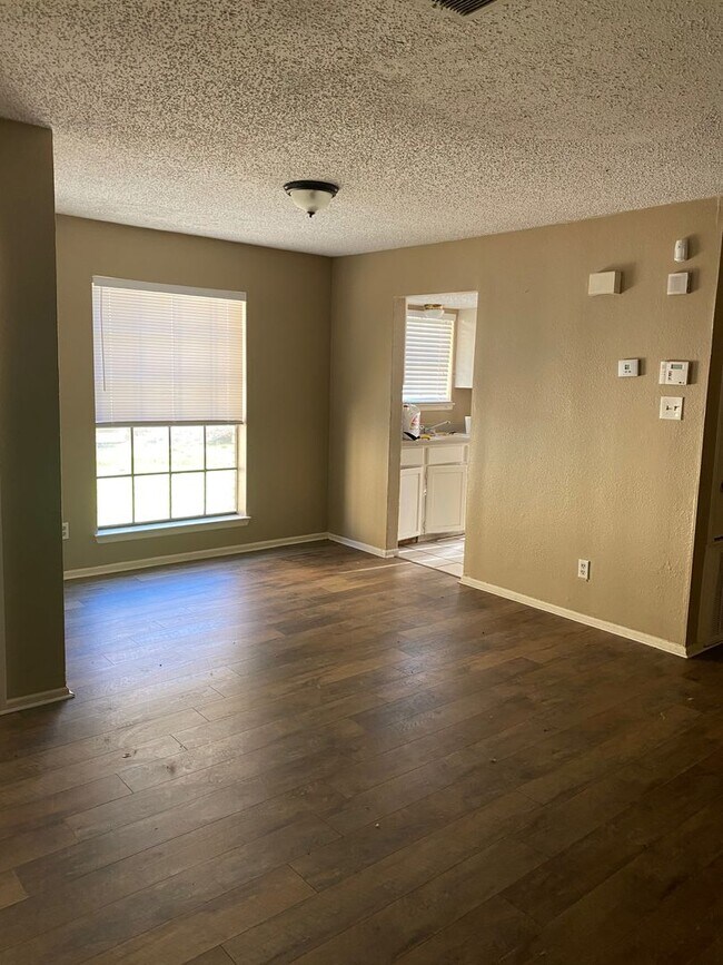 Building Photo - Southside - Pet Friendly! Townhouse