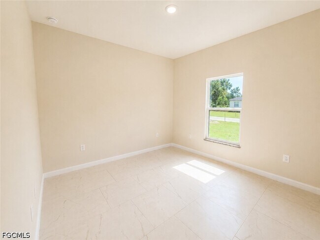 Building Photo - 2617 Queen Dr