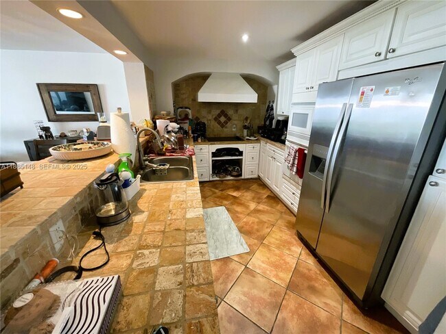 Building Photo - 5701 Collins Ave