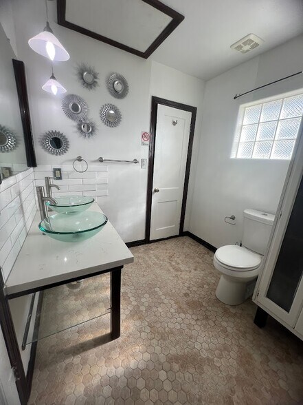 Building Photo - 1808 N Broadway St