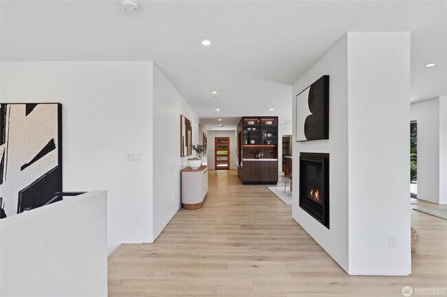 Building Photo - 6304 Lakeview Dr