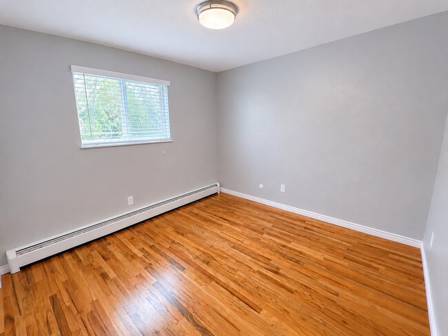 Building Photo - Bright & Beautiful 2-bedroom 1 Bath Across Berkeley Park and Lake