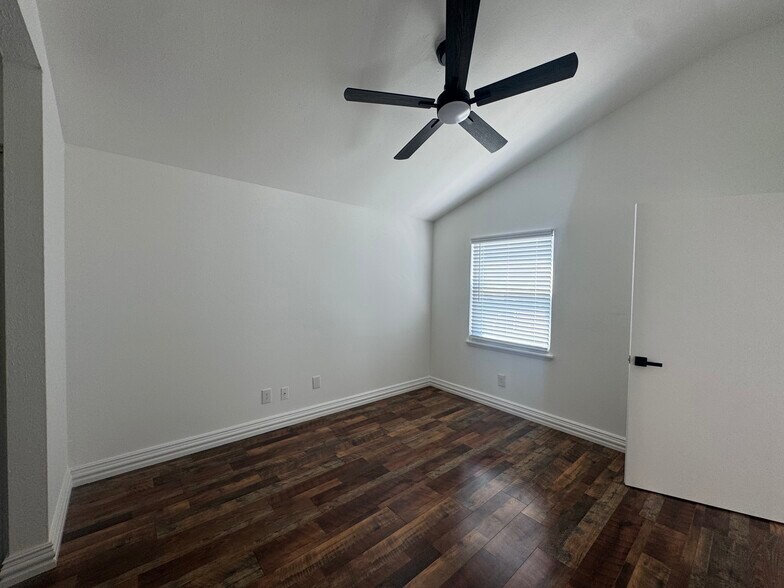 Master bedroom - 4257 Caldwell Ave