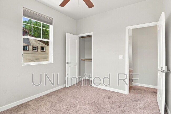 Building Photo - 2520 W Pikes Peak Dr