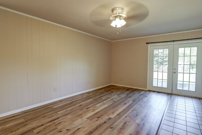 Building Photo - 3 Bedroom 2 Bathroom House in Texarkana, TX