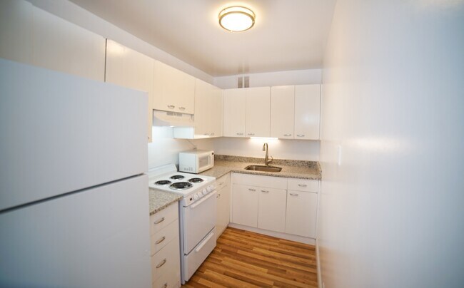 Building Photo - 2626 N Lakeview Ave