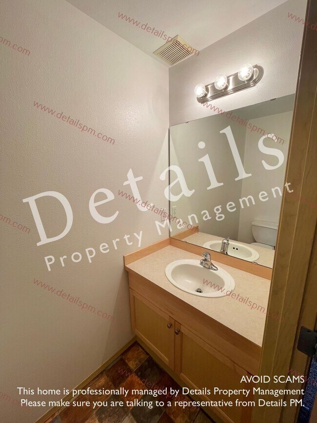 Building Photo - 3 Bedroom Townhouse in Central Kitsap!