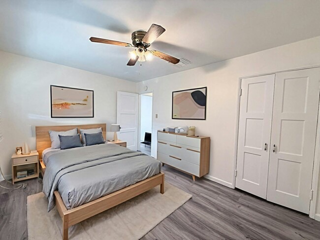 Building Photo - 504 N Hollywood Way